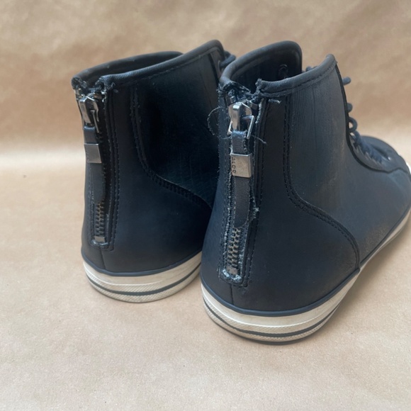 Black sneaker - Picture 2 of 2